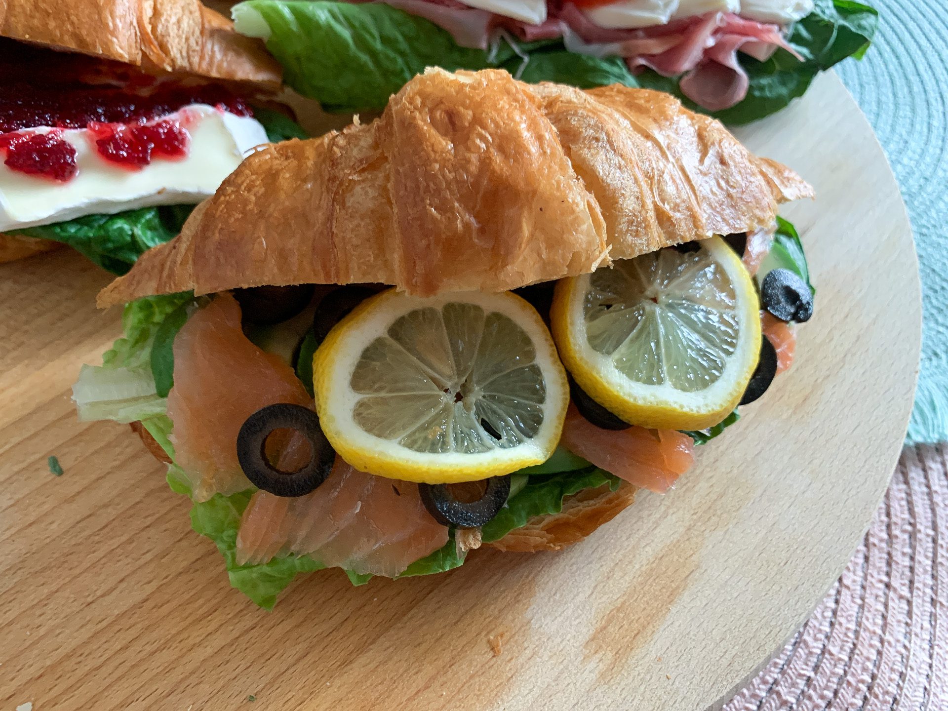 Croissant z wędzonym łososiem