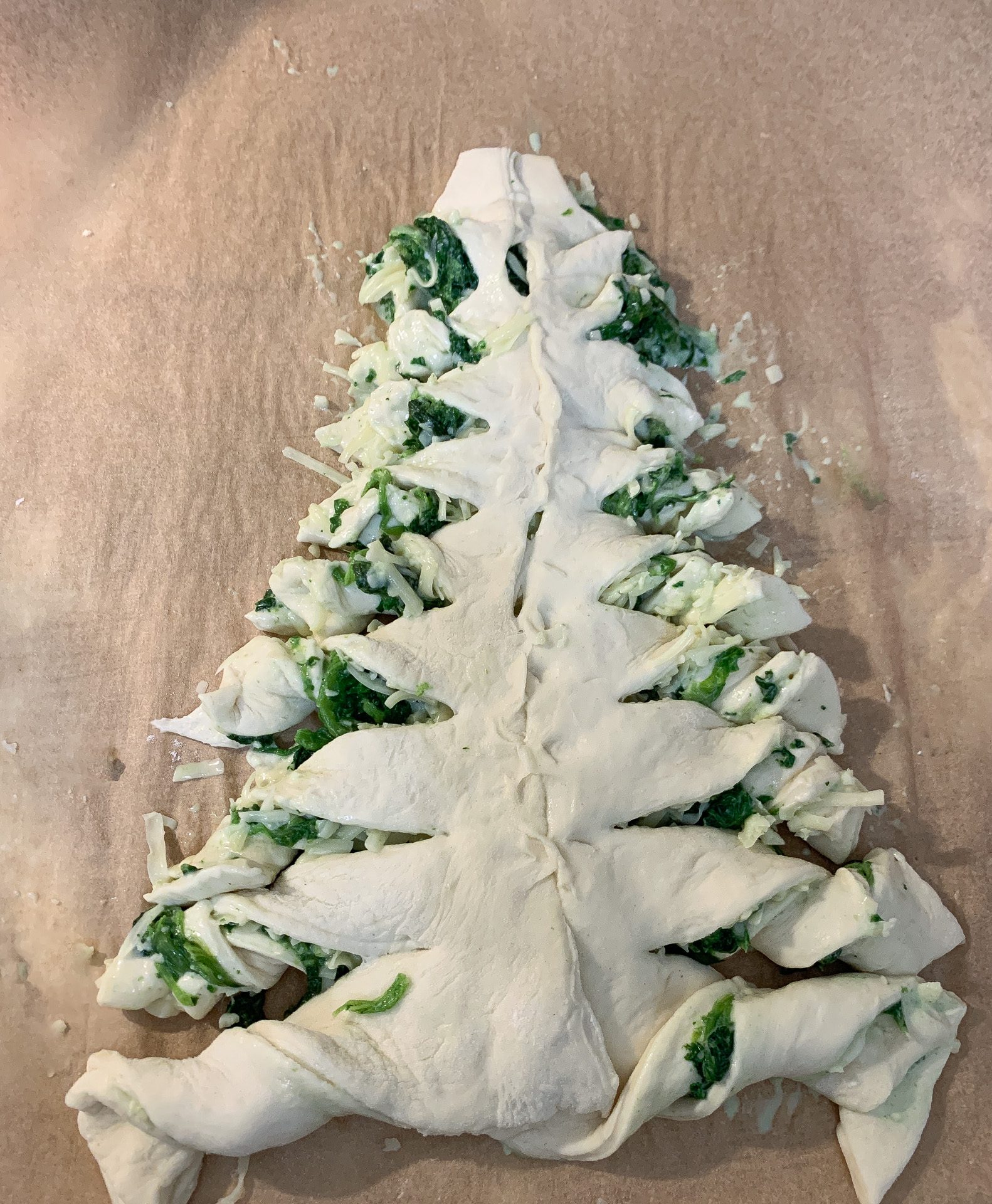 Pizzę choinkę nacinamy w poprzek, tak aby powstały gałązki.