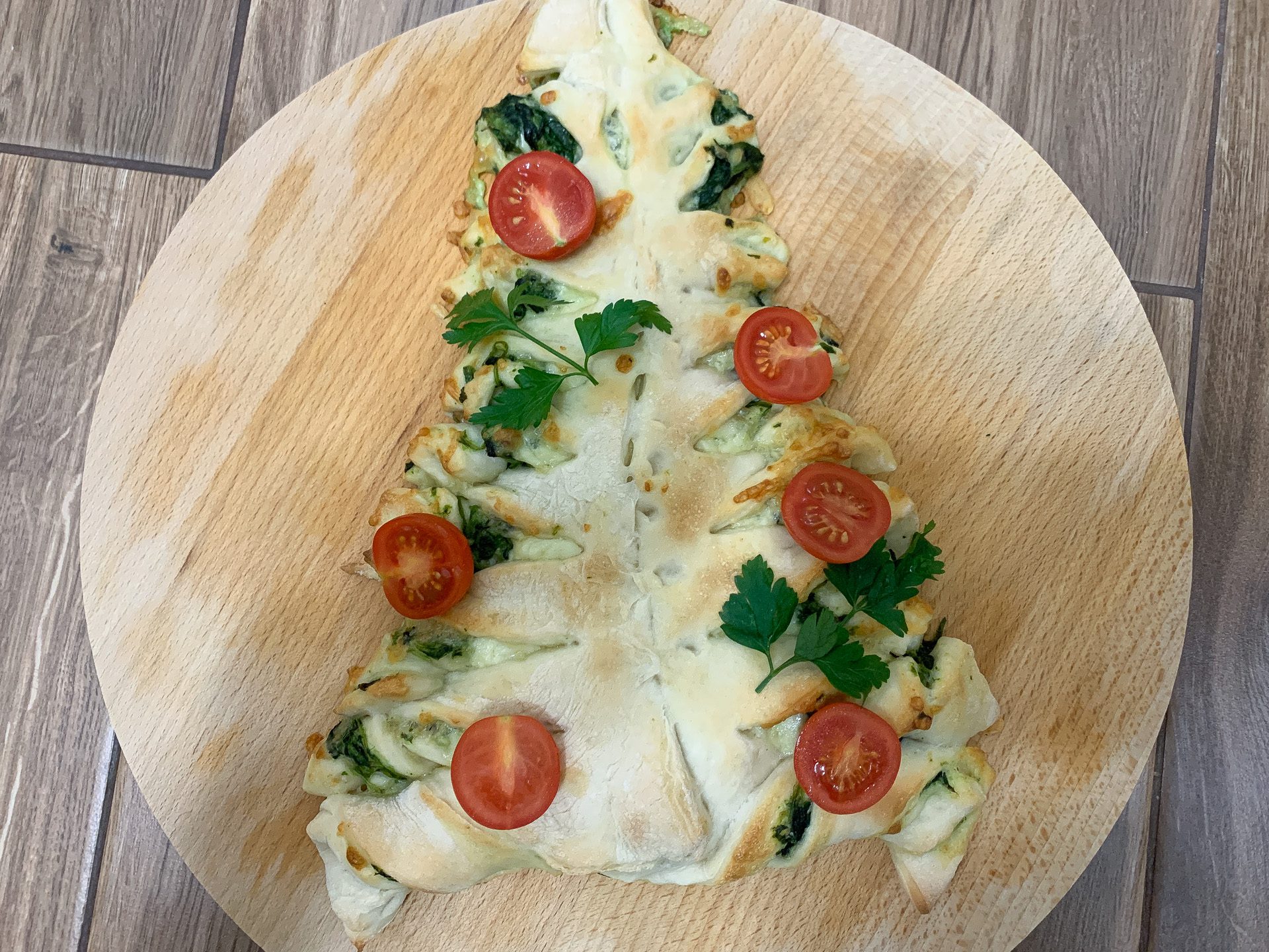 Bożonarodzeniowa pizza w kształcie choinki