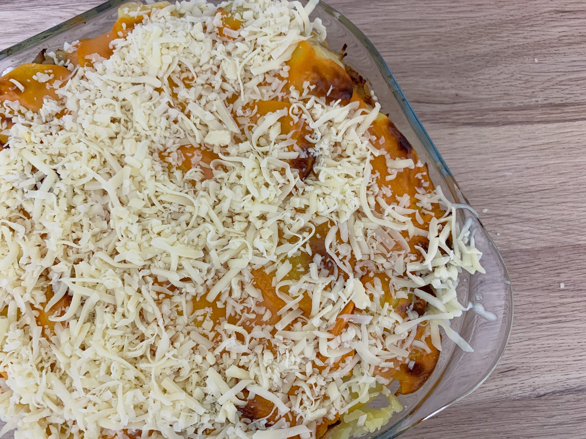 Zapiekanka ziemniaczana z mięsem mielonym i sosem śmietanowym