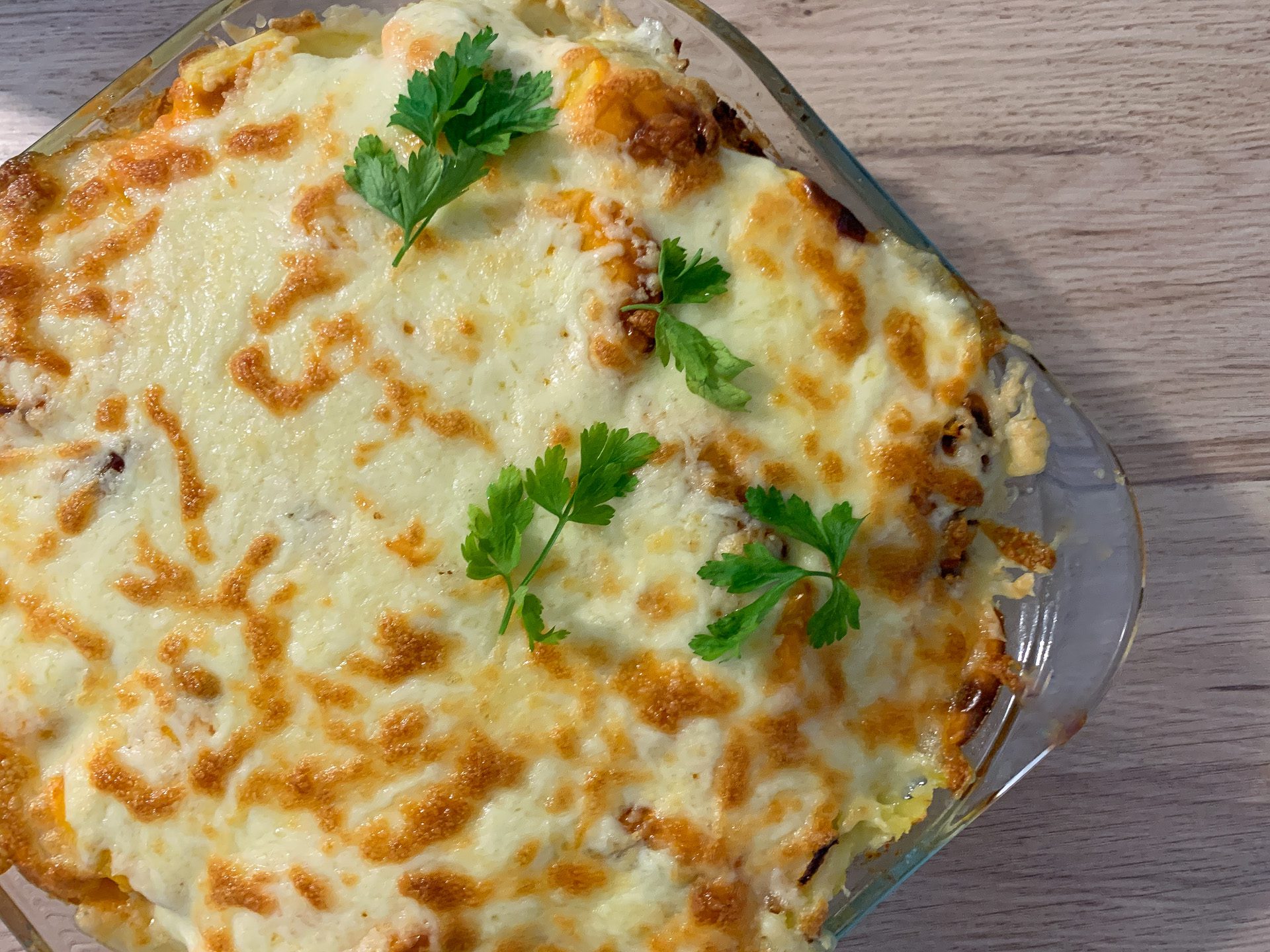 Zapiekanka ziemniaczana z mięsem mielonym i sosem śmietanowym