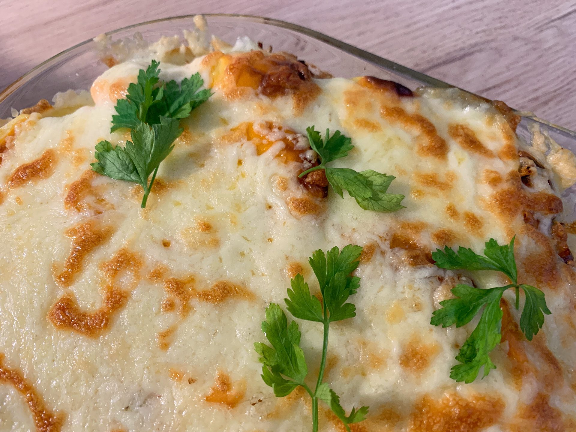 Zapiekanka ziemniaczana z mięsem mielonym i sosem śmietanowym