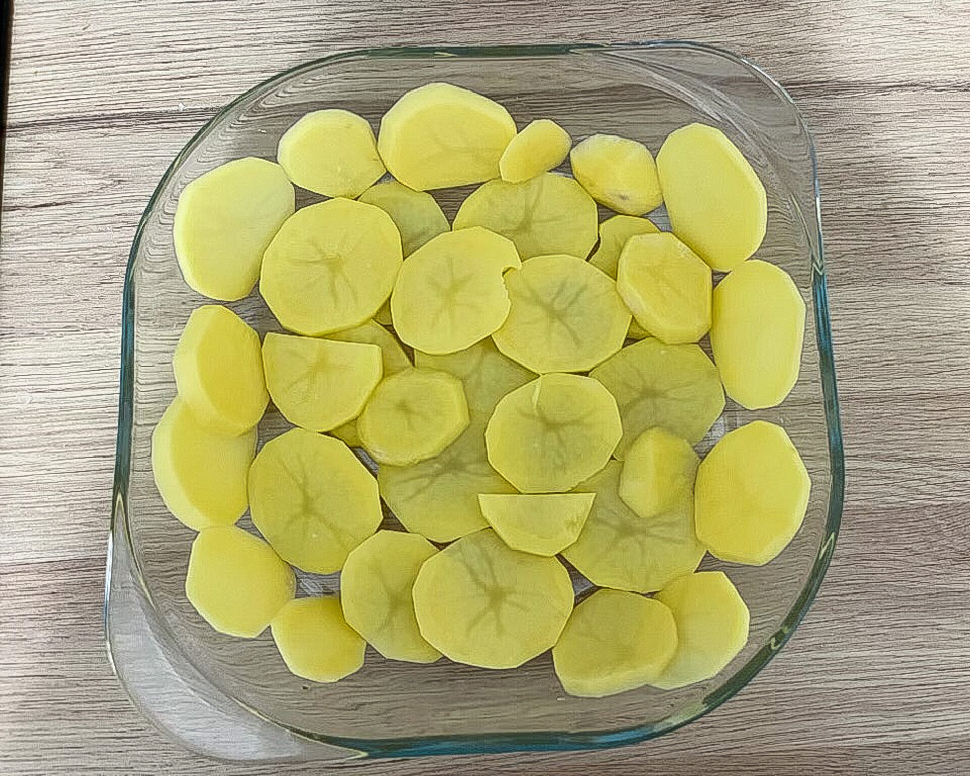 Zapiekanka ziemniaczana z mięsem mielonym i sosem śmietanowym