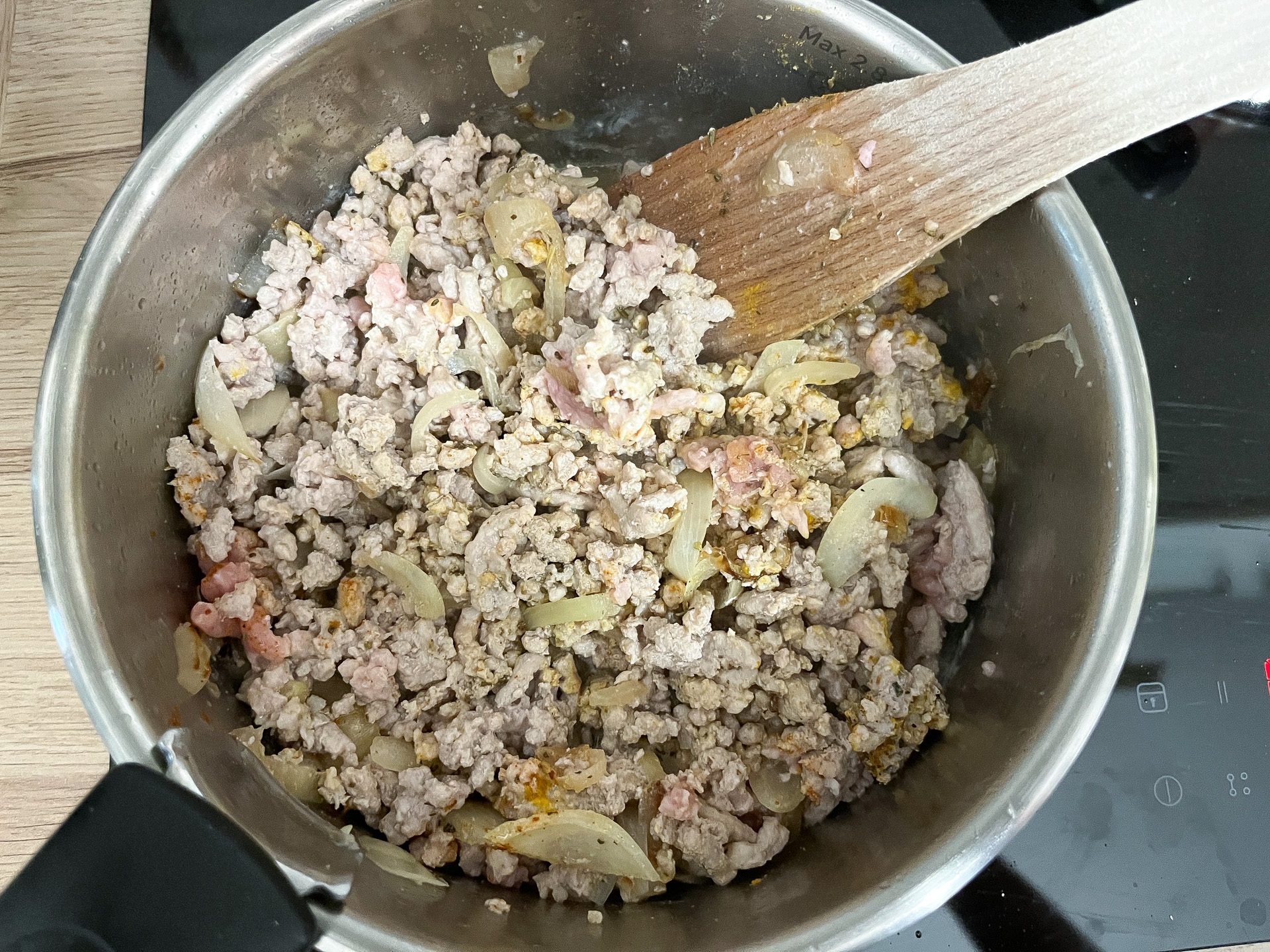 Zapiekanka ziemniaczana z mięsem mielonym i sosem śmietanowym