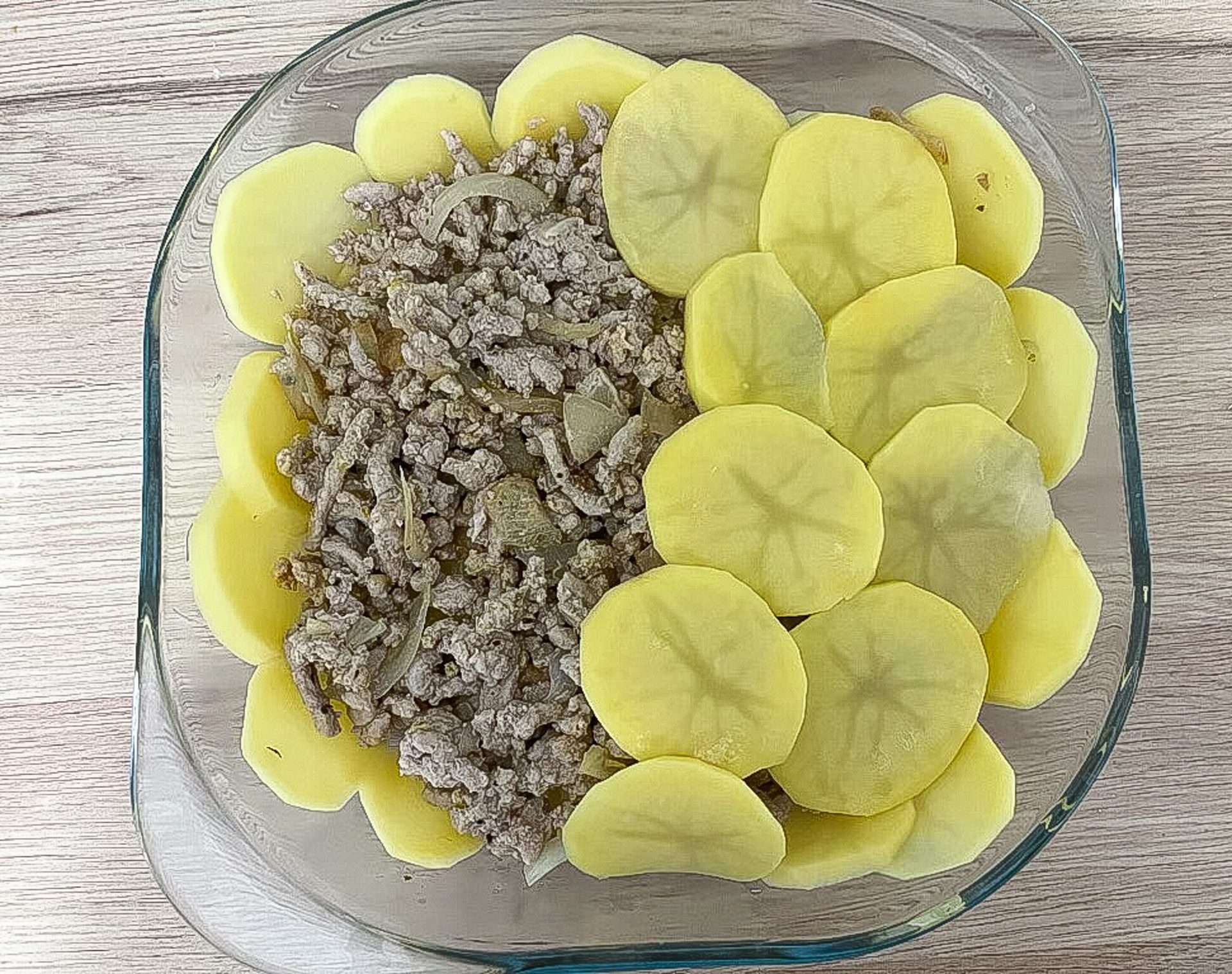 Zapiekanka ziemniaczana z mięsem mielonym i sosem śmietanowym