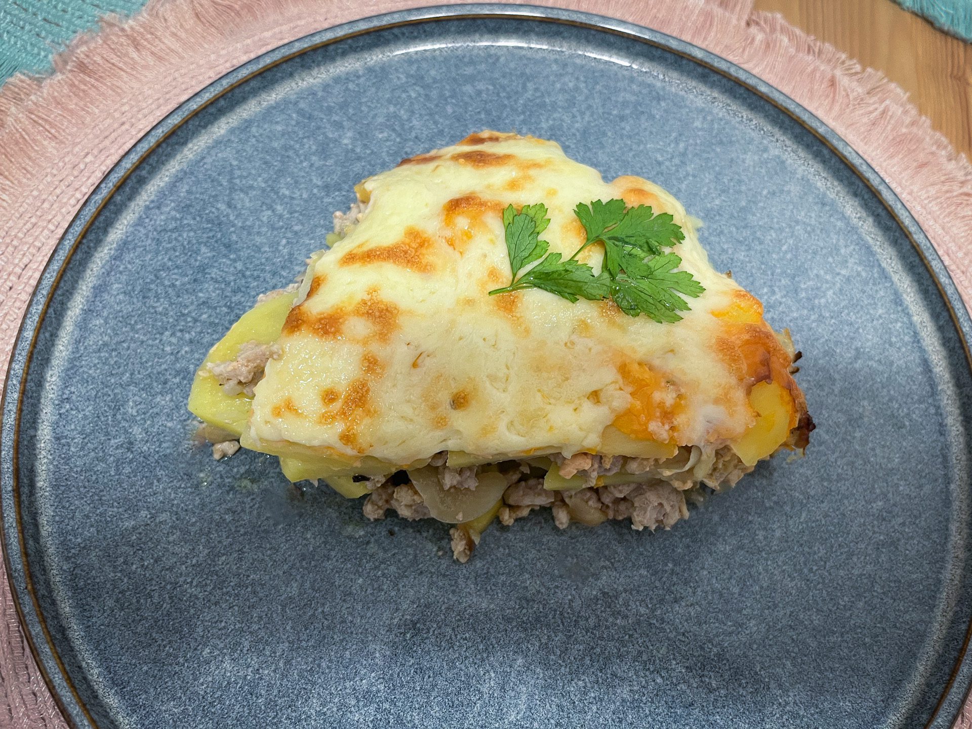 Zapiekanka ziemniaczana z mięsem mielonym i sosem śmietanowym