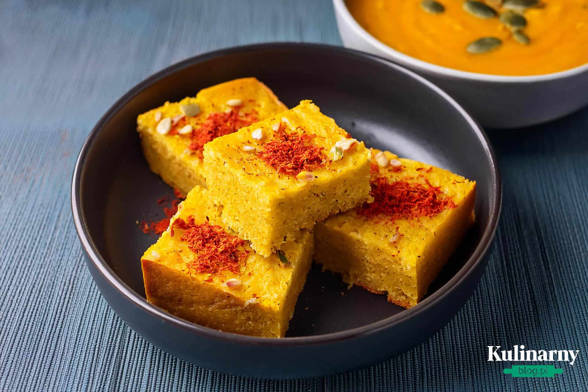 Chlebek kukurydziany z harissą