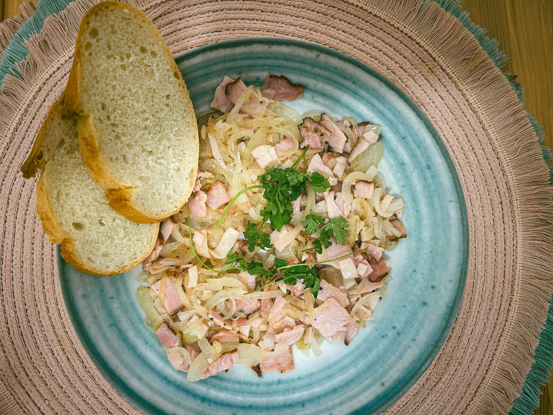 Duszona cebula z wędliną 1 Duszona cebula z wędliną