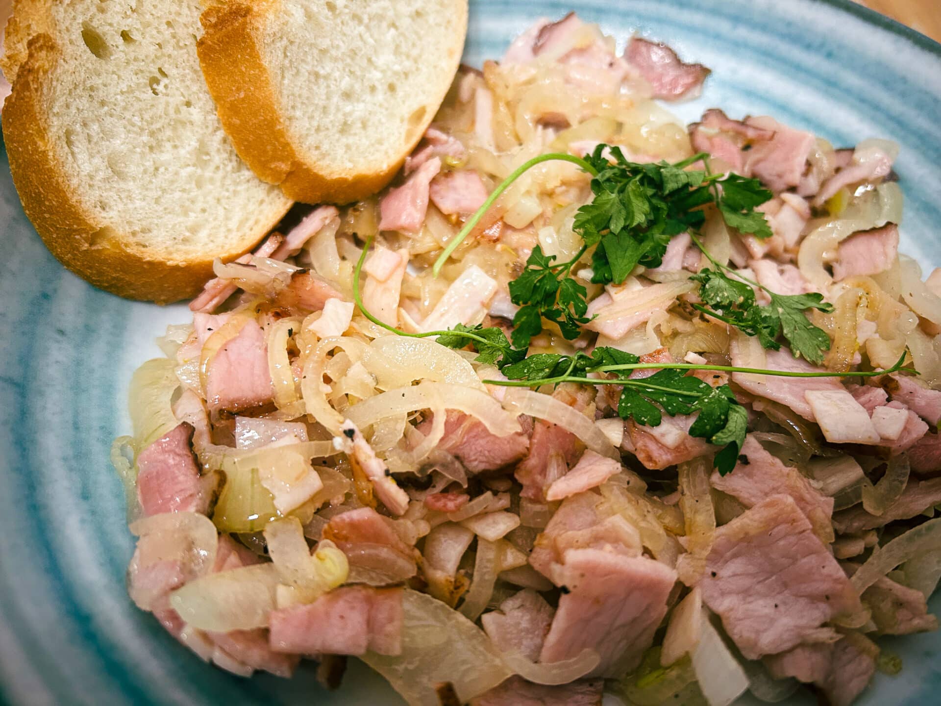 Duszona cebula z wędliną 2 Duszona cebula z wędliną