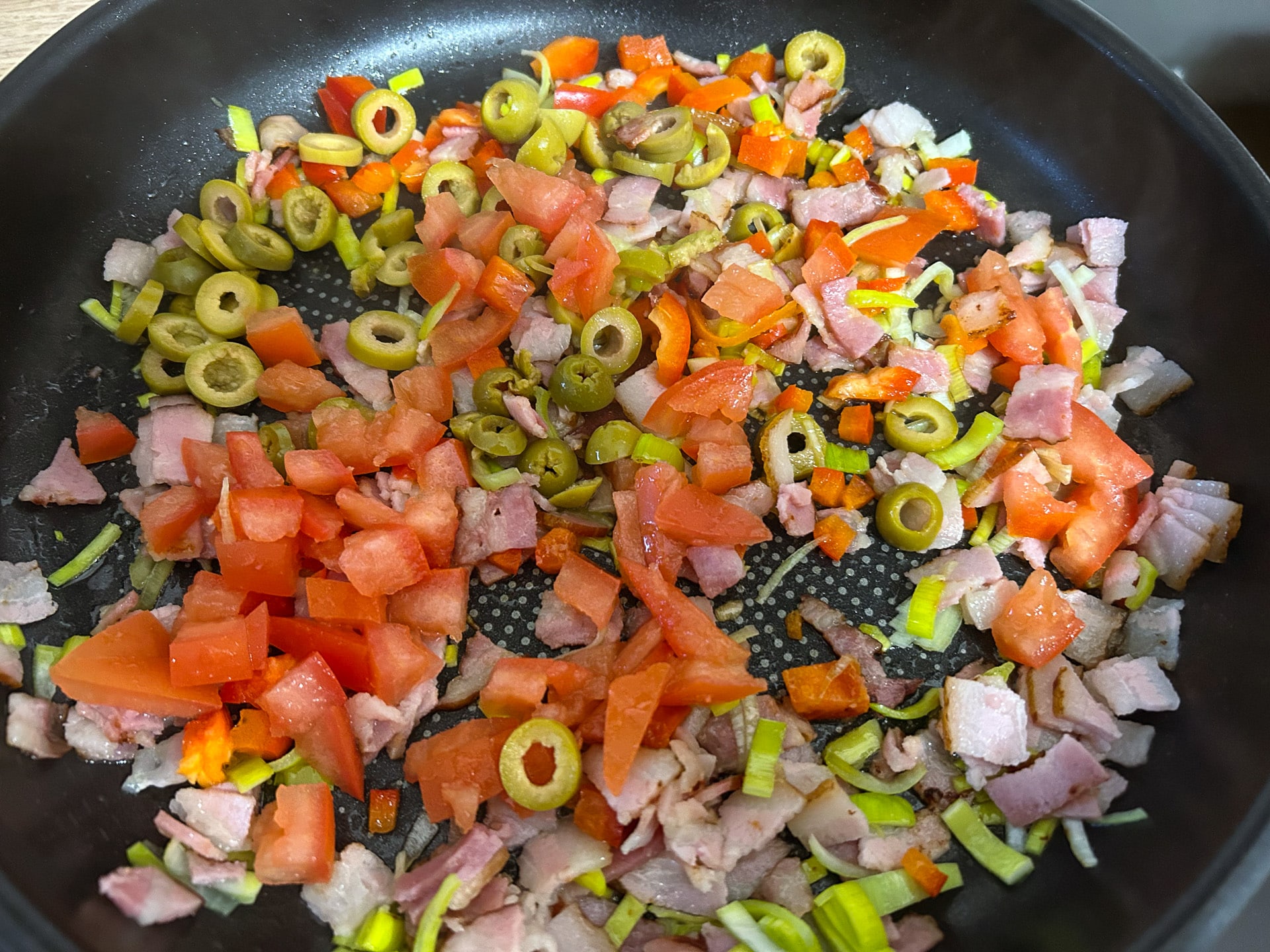 Keto omlet z boczkiem i warzywami