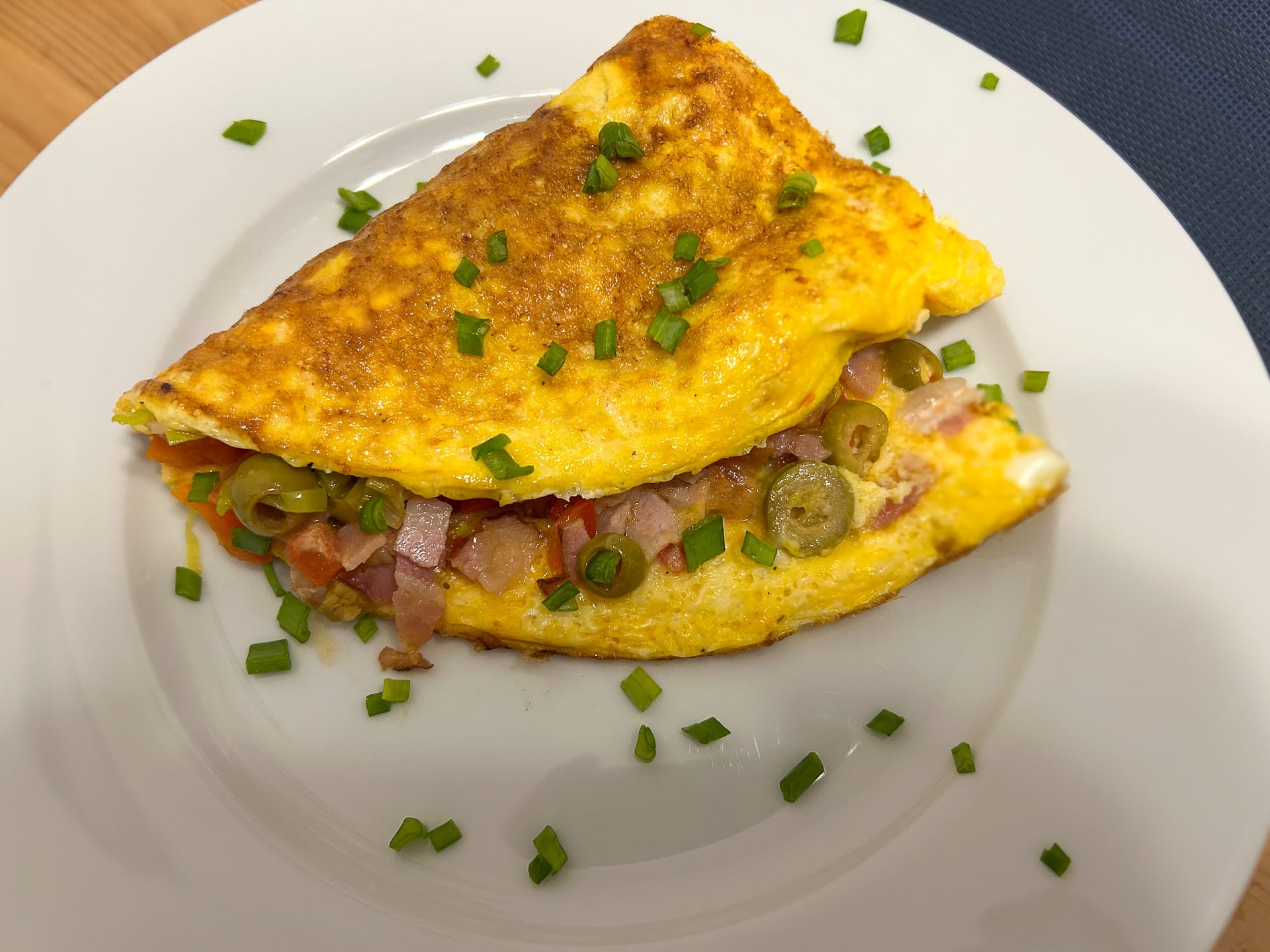 Keto omlet z boczkiem i warzywami