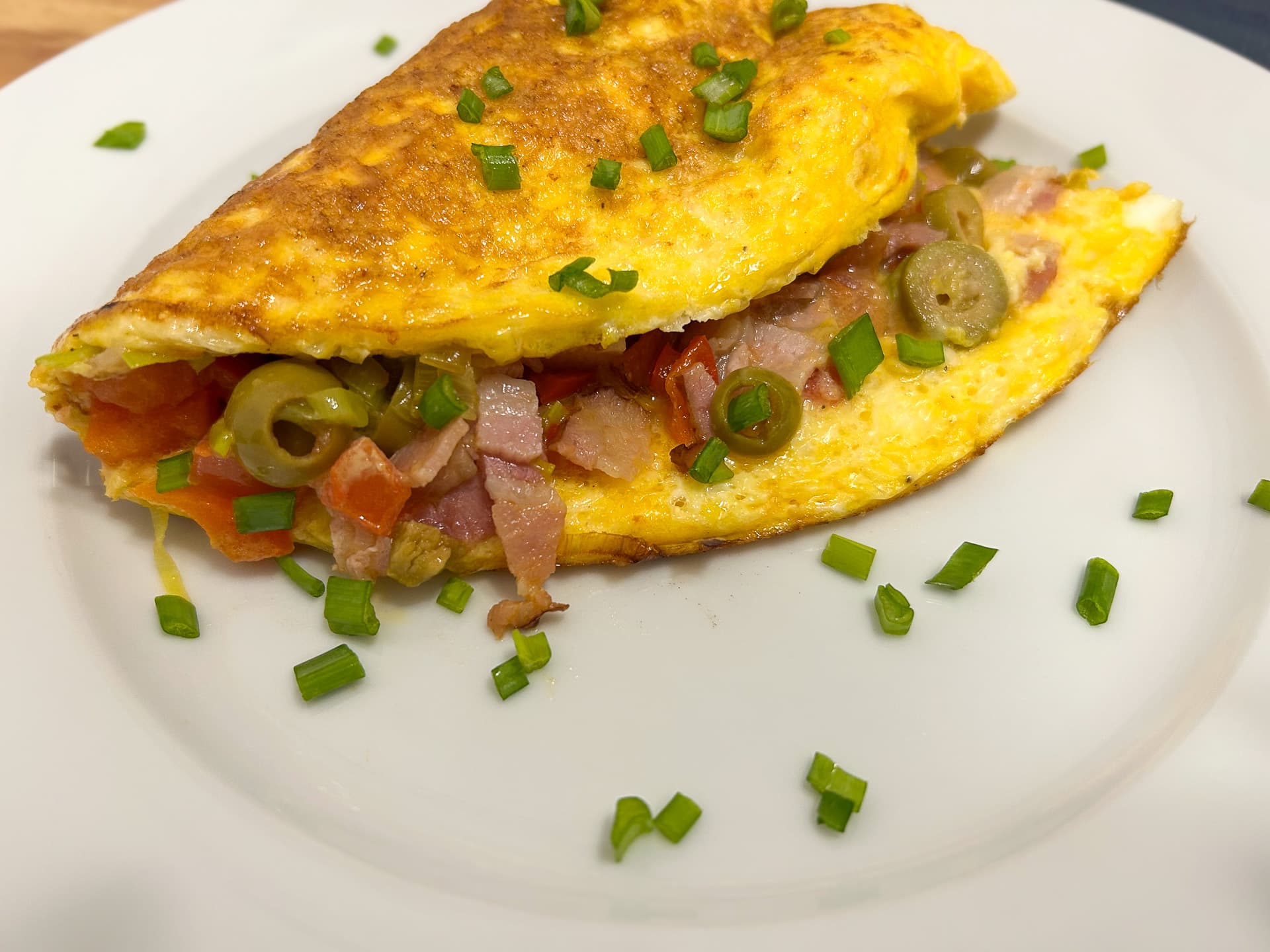 Keto omlet z boczkiem i warzywami