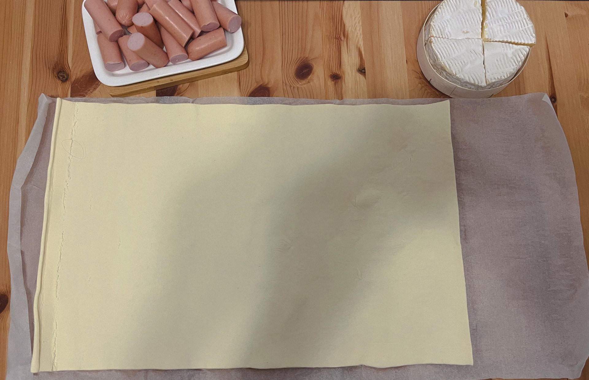 Pieczony camembert z parówkami w cieście francuskim