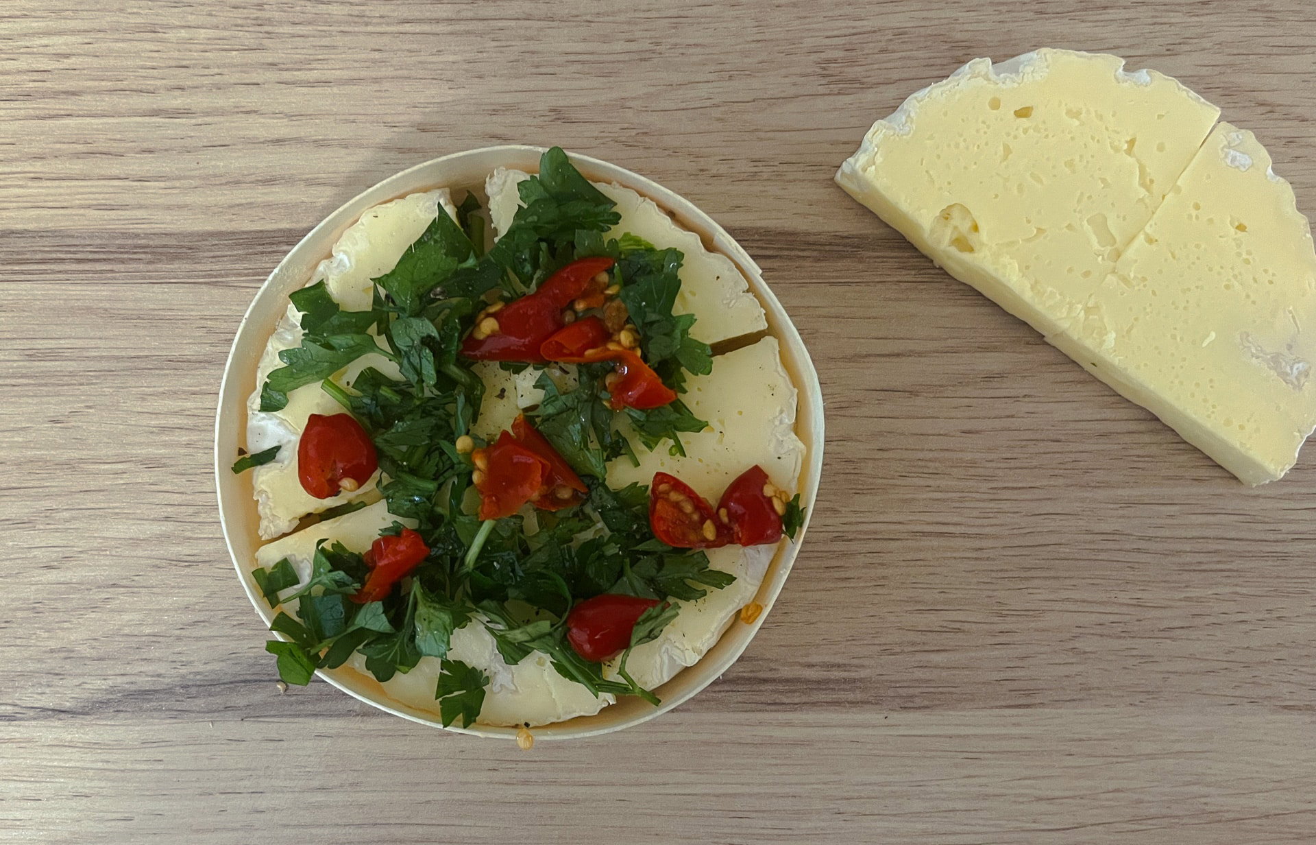 Pieczony camembert z parówkami w cieście francuskim