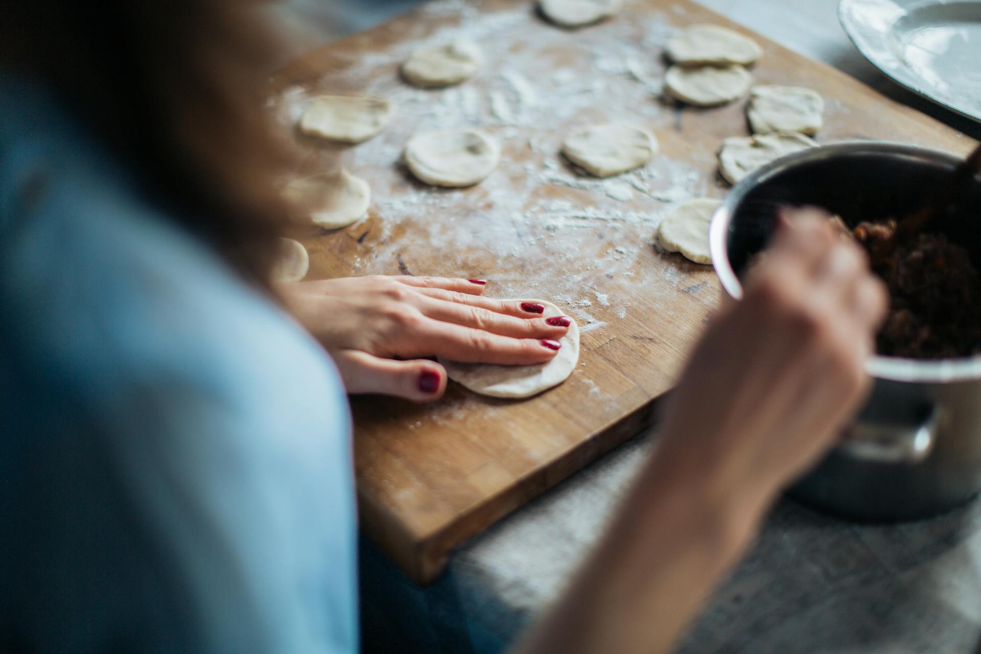 Pierogi bezglutenowe - nakładanie farszu