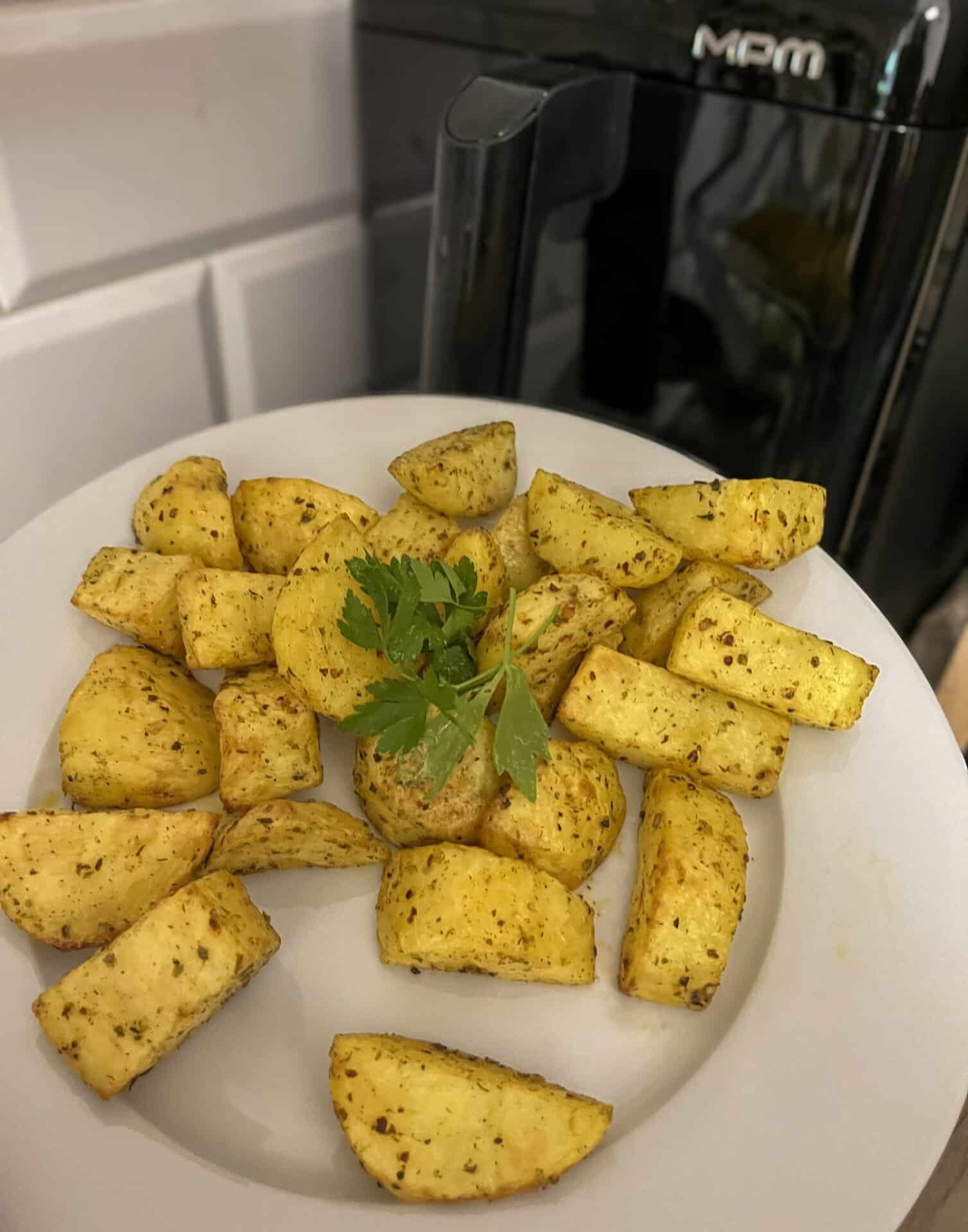 Pieczone ziemniaki w AirFryer – mój szybki sposób na chrupiący dodatek 1 Pieczone ziemniaki na białym talerzu w tle airfryer MPM