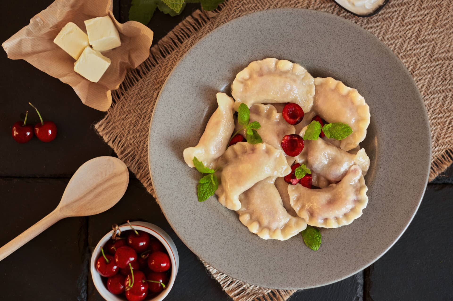 Smakunie – domowe pierogi, które podbijają serca 1 Pierogi z wiśniami na talerzu