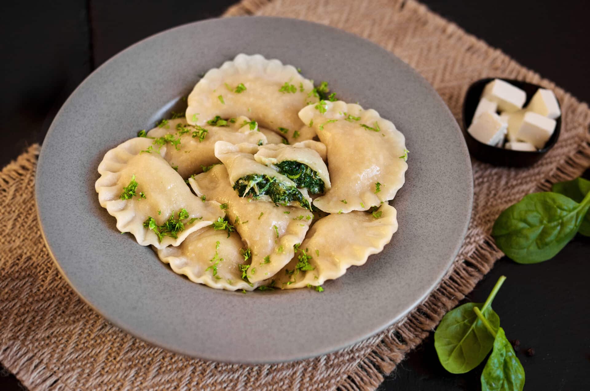 Smakunie – domowe pierogi, które podbijają serca 2 Pierogi z fetą na talerzu