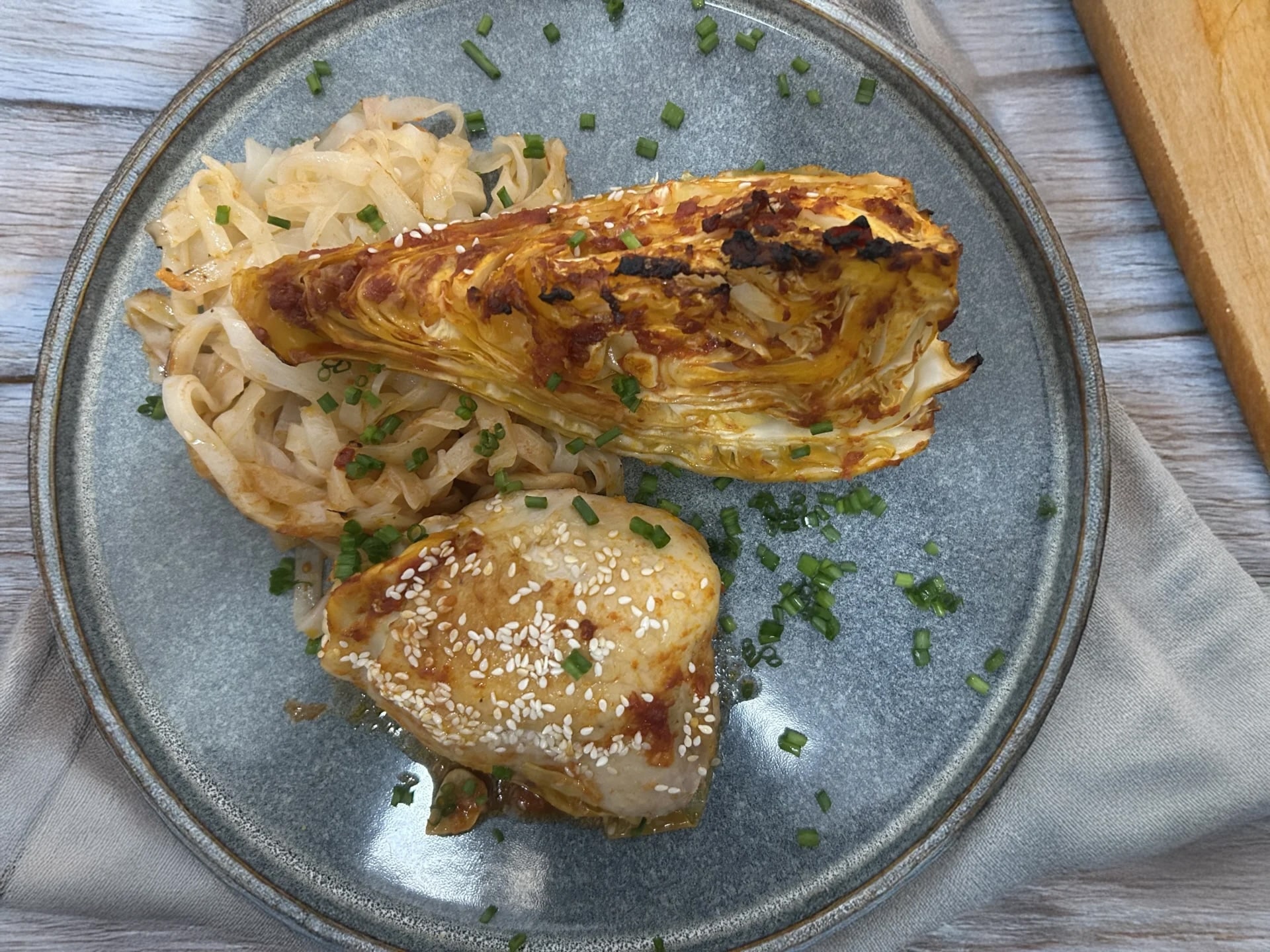 Kurczak pieczony z kapustą stożkową