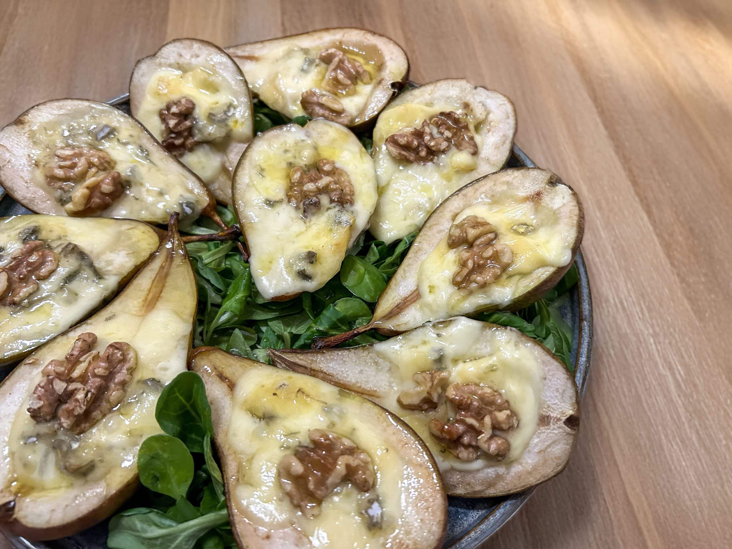 Gruszki pieczone z gorgonzolą i orzechami 2 GRuszki pieczone z gorgonzolą na talerzu