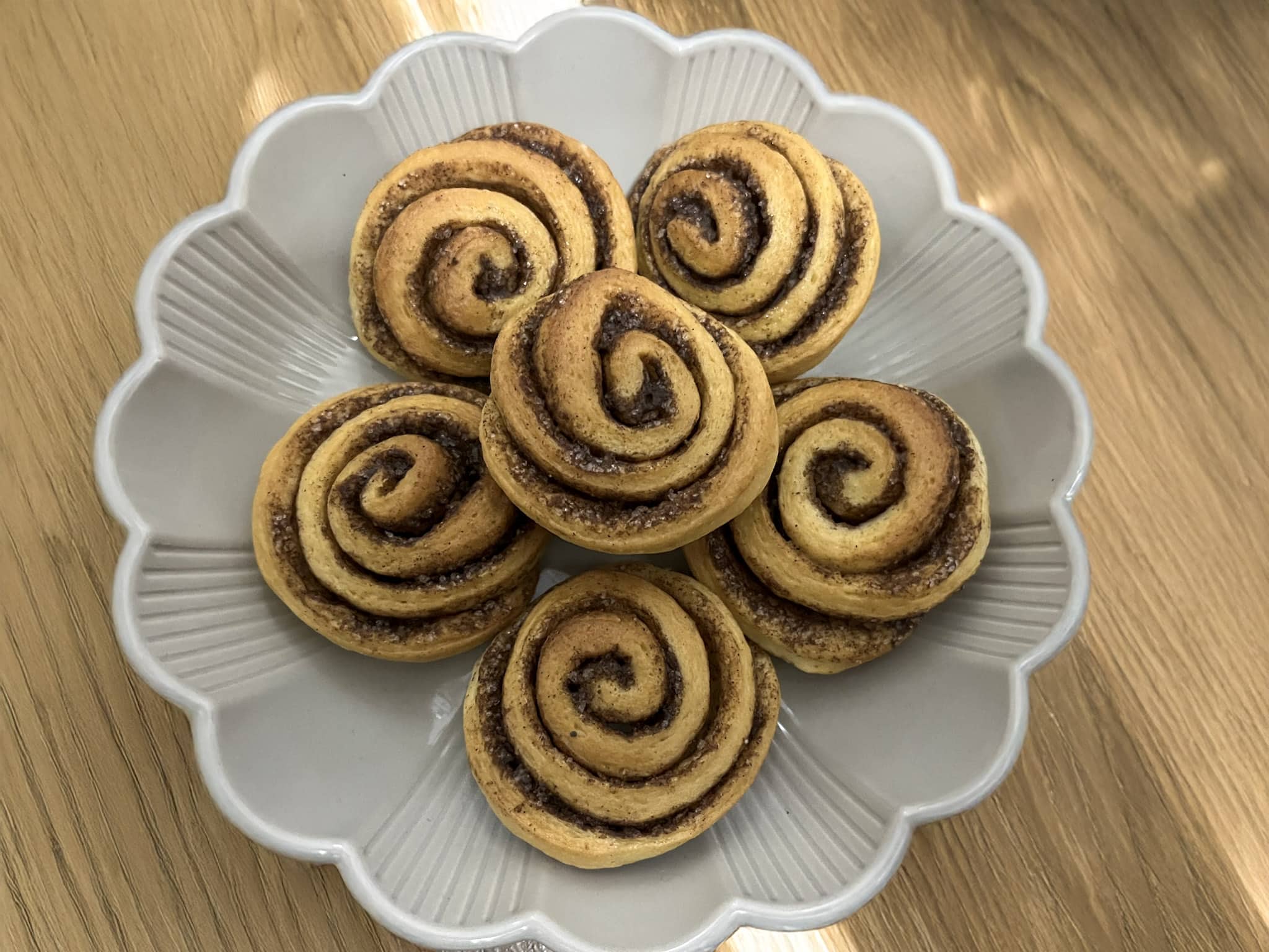 Mini cynamonki na talerzu