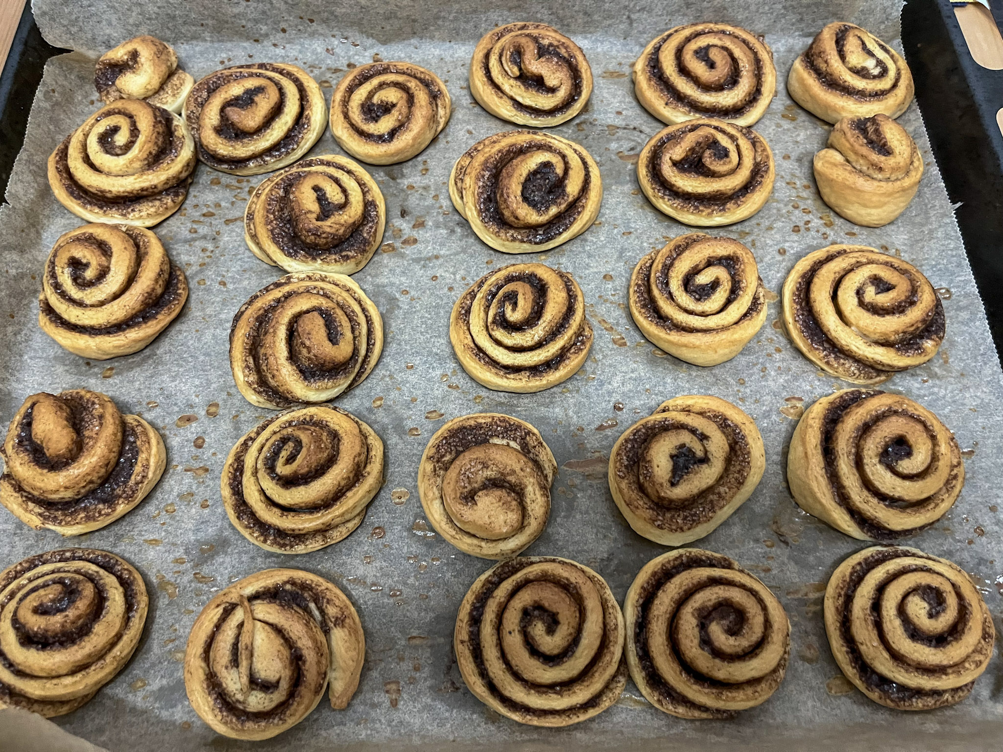 Upieczone mini cynamonki na blaszce