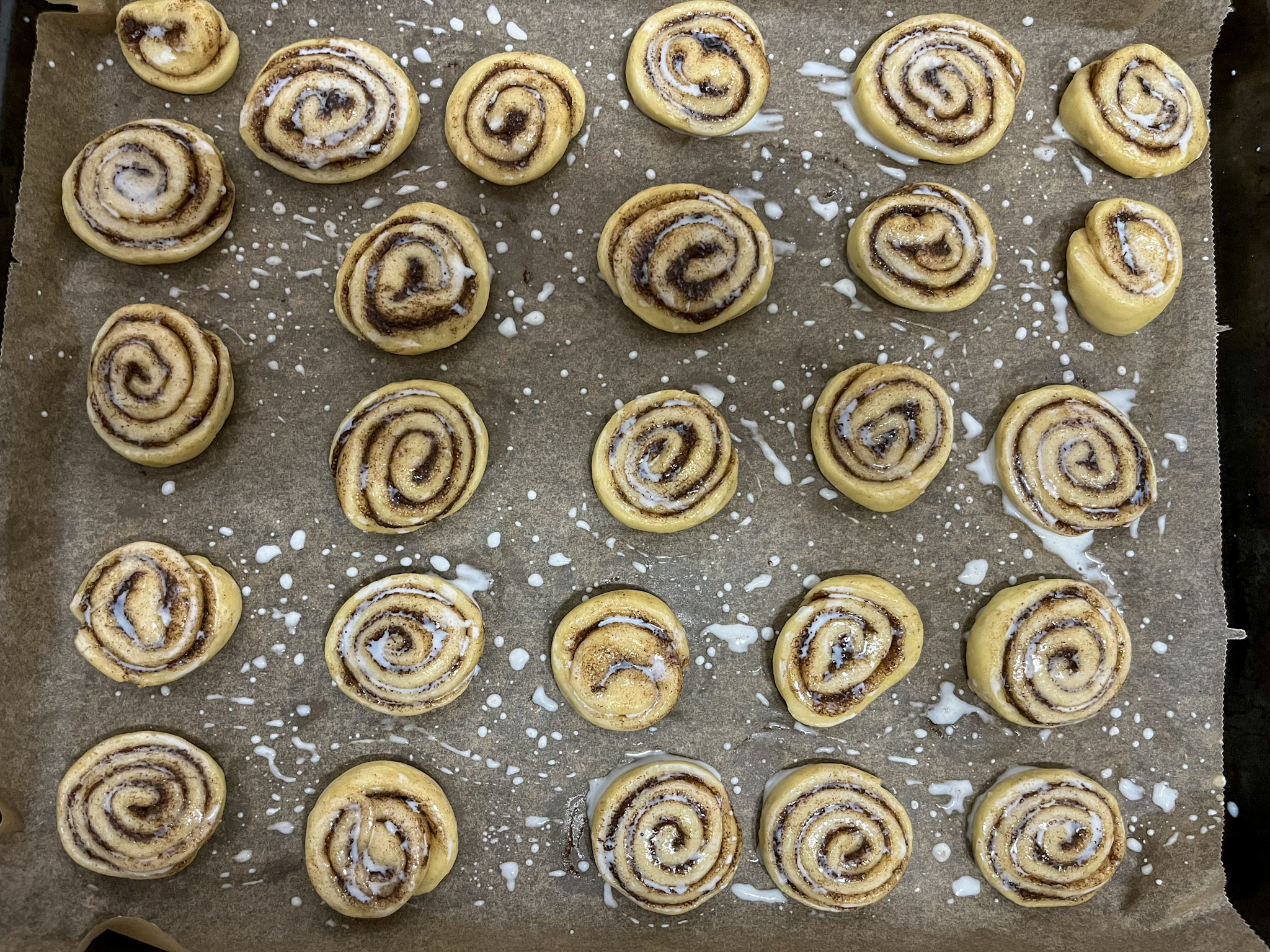 Mini cynamonki posmarowane mlekiem