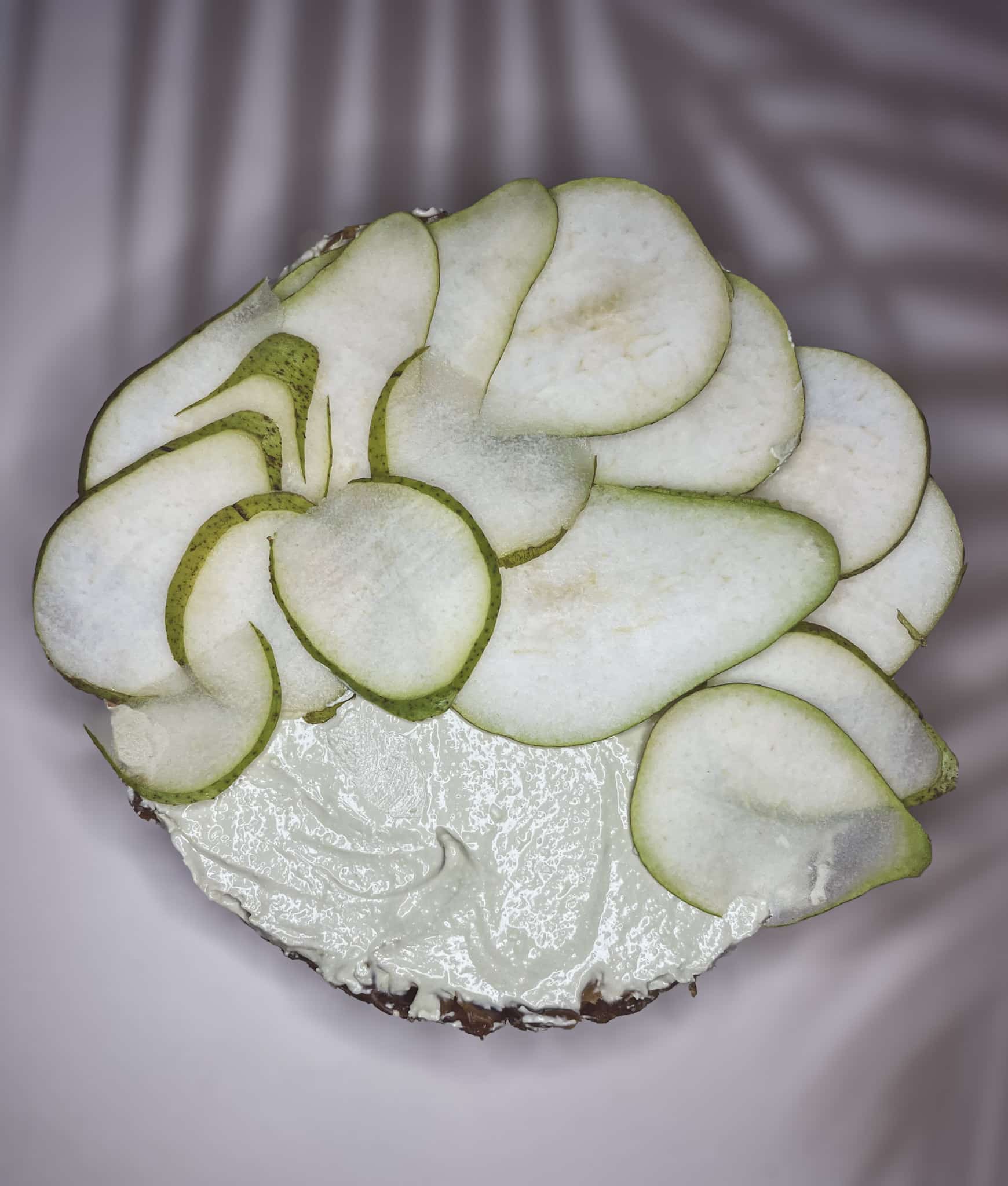 Układanie składników na tarcie daktylowej.