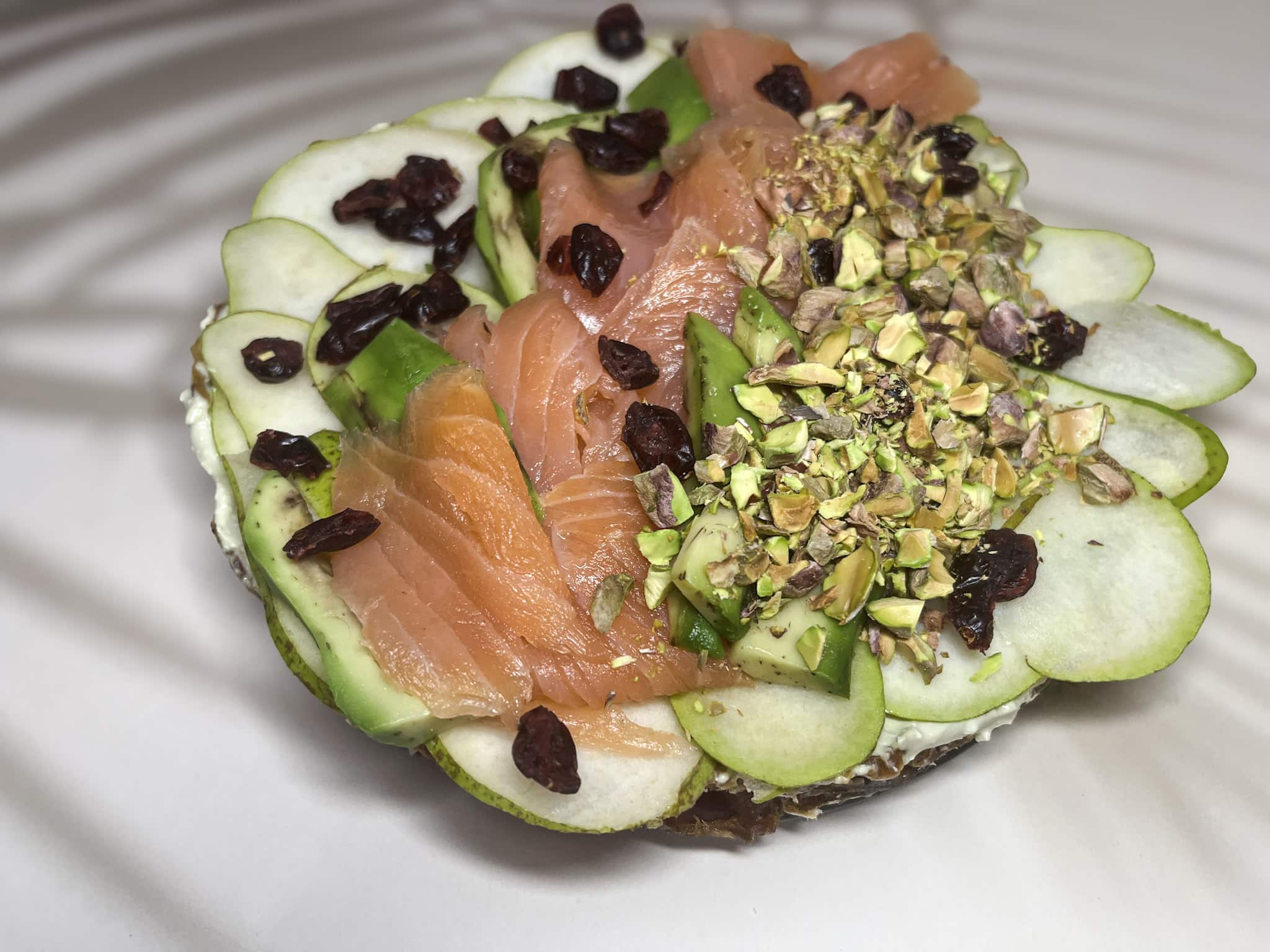 Tarta z daktylami i kremem pistacjowym bez pieczenia