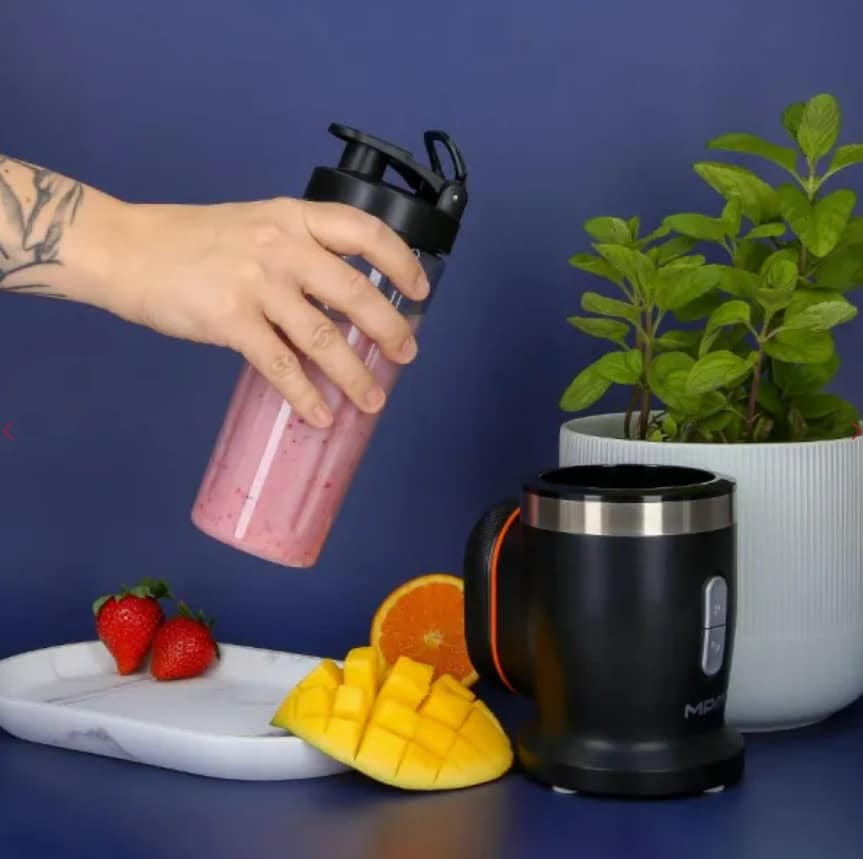 Blender bezprzewodowy CMBL-02 z 4-ramiennym nożem jest mocny, ostry i niezawodny.