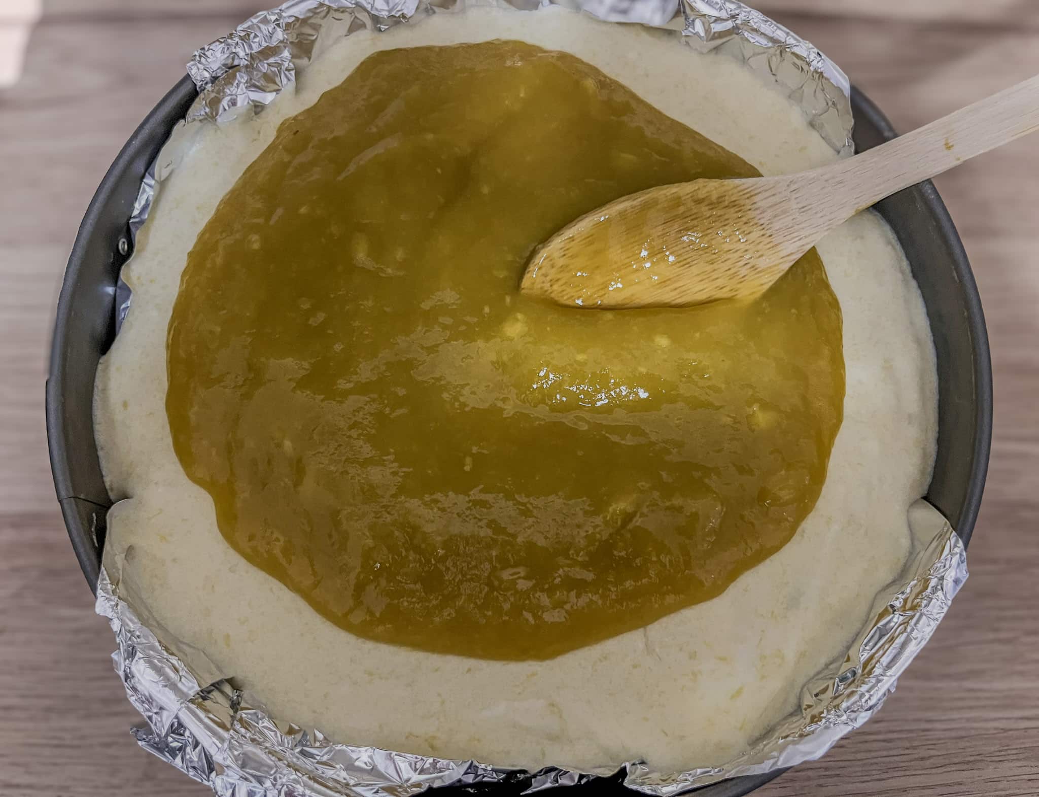 Układanie składników na serniku z mango