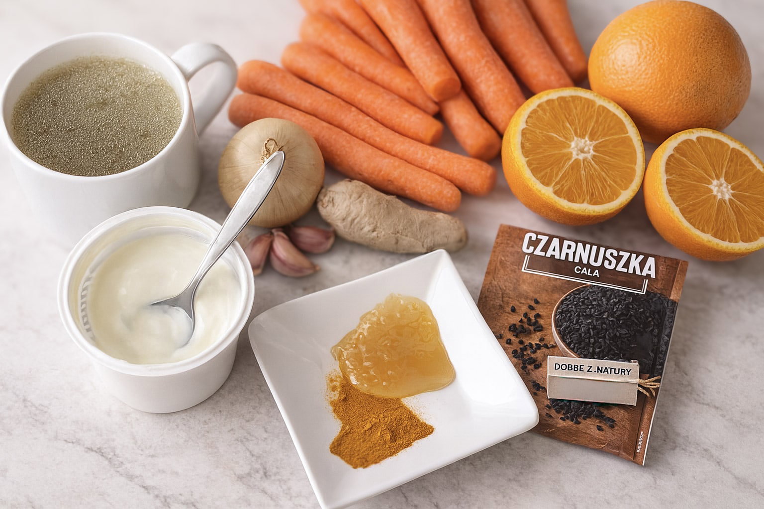 Krem z marchewki z pomarańczą 1 Świeże składniki do kremu z marchewki z pomarańczą: marchew, pomarańcze, jogurt, bulion, przyprawy i miód ułożone na blacie