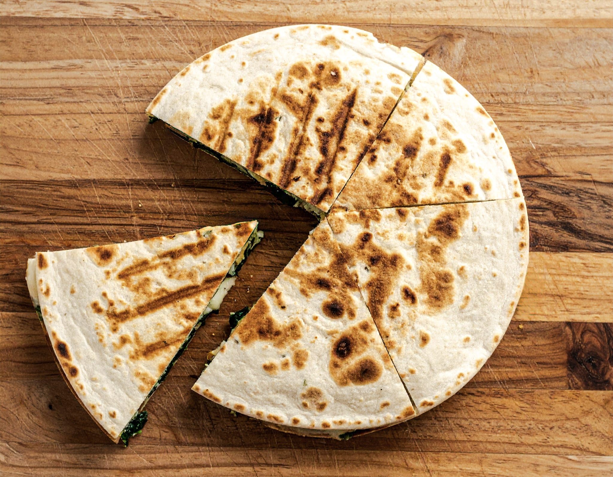 Tortilla z jajkiem, serem i szpinakiem na patelni