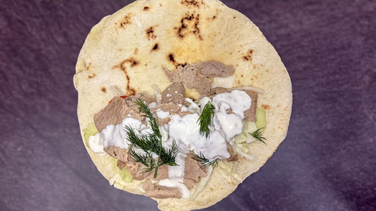 Pita z mięsem i sosem czosnkowym.