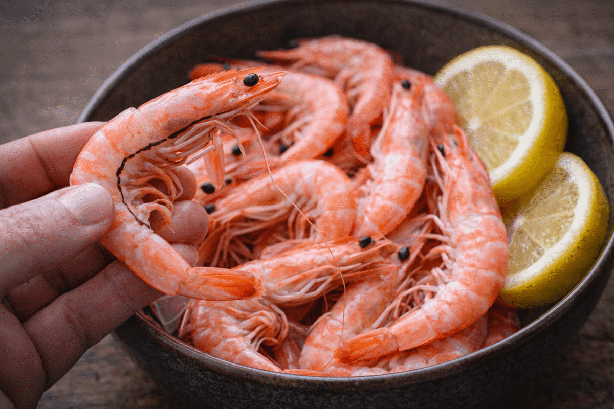 Jak obrać i oczyścić krewetki? Kompletny poradnik dla każdego miłośnika owoców morza 4 Jak obrać krewetki gotowane (różowe) – kontrola jakości i usuwanie przewodu pokarmowego