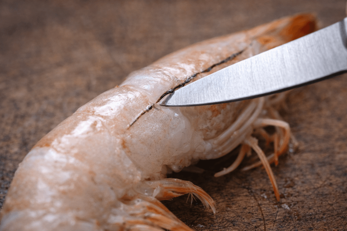 Jak obrać i oczyścić krewetki? Kompletny poradnik dla każdego miłośnika owoców morza 3 Jak obrać krewetki z jelit – precyzyjne nacinanie grzbietu krewetki małym nożem kuchennym