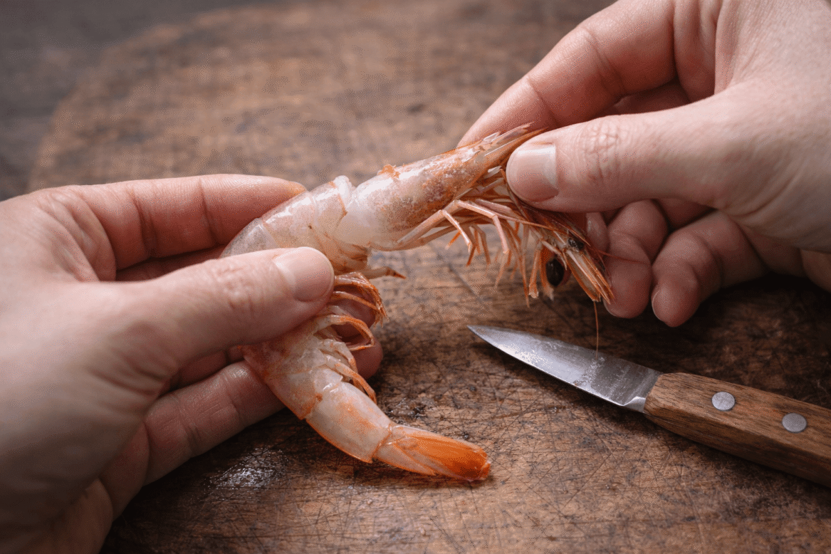 Jak obrać i oczyścić krewetki? Kompletny poradnik dla każdego miłośnika owoców morza 2 Obieranie krewetek z pancerza i nóżek techniką od brzucha do ogonka – instrukcja krok po kroku