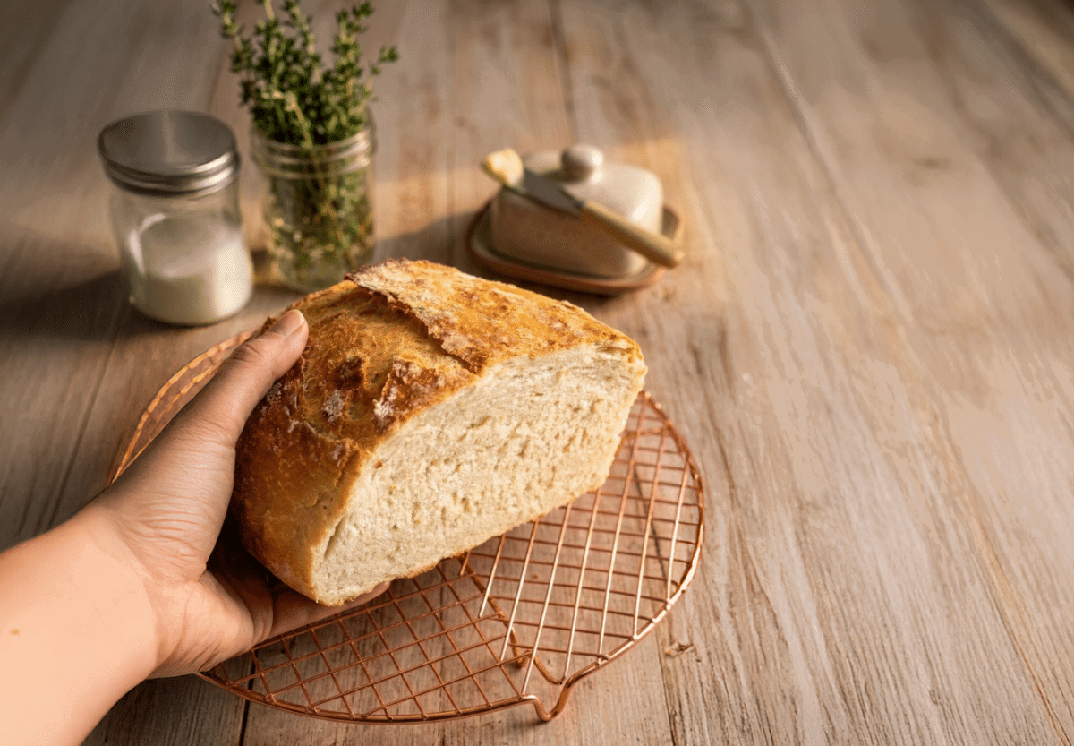 Przekrojony bochenek nocnego chleba