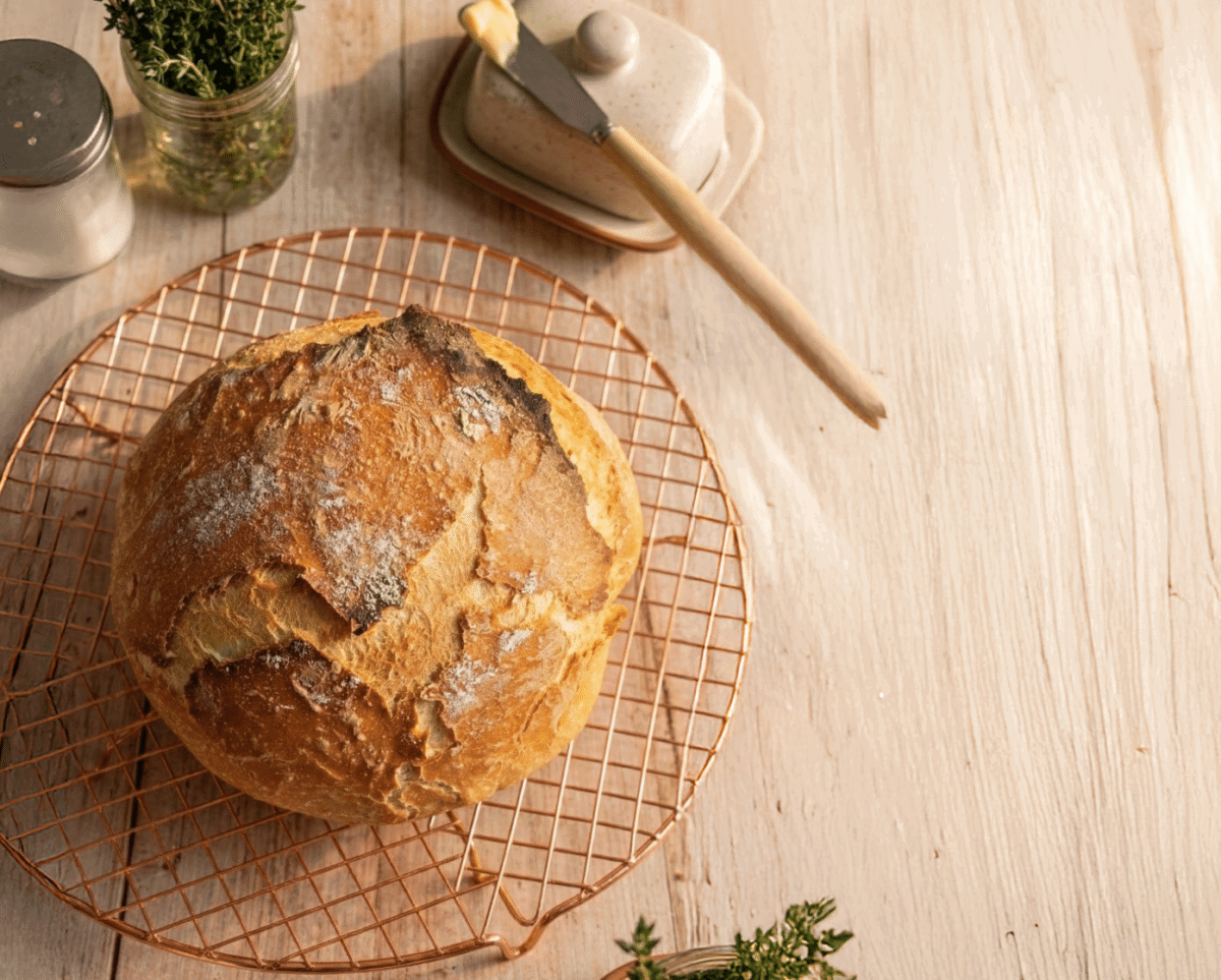 Widok z góry na bochenek nocnego chleba