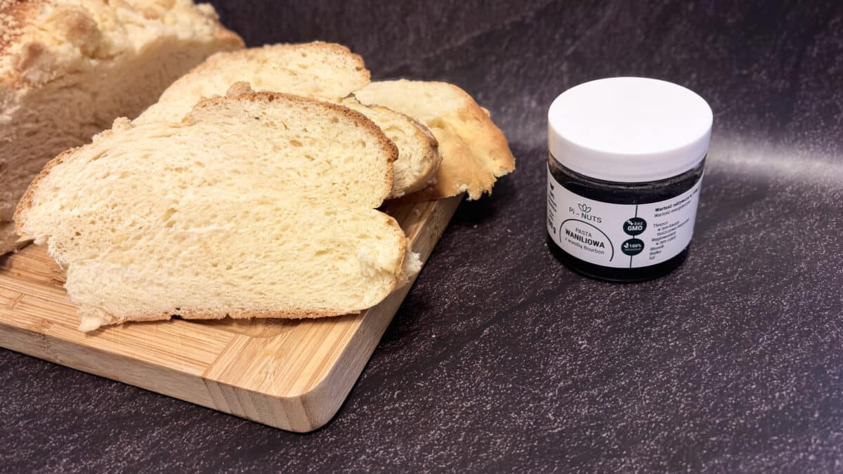 Kromki domowej chałki drożdżowej obok pasty waniliowej z wanilią Bourbon Pi‑NUTS.