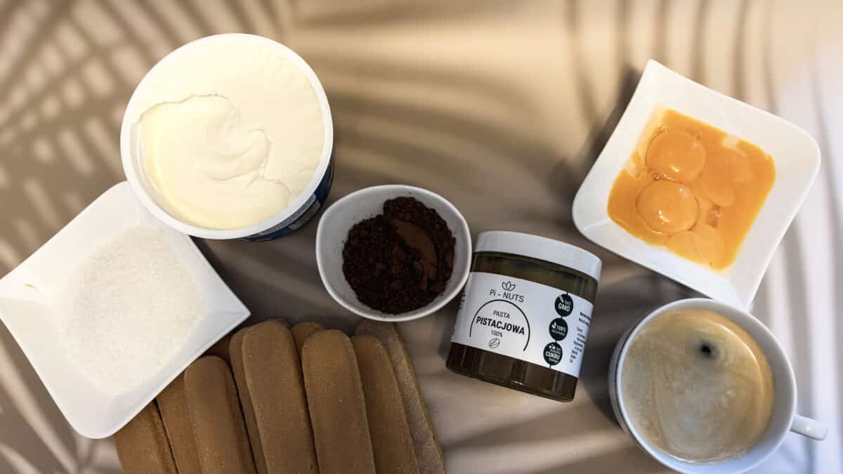 Tiramisu pistacjowe – kremowy włoski deser bez pieczenia 2 Biszkopty Savoiardi, mascarpone, żółtka, cukier, kakao, espresso i pasta pistacjowa Pi-Nuts przygotowane do tiramisu