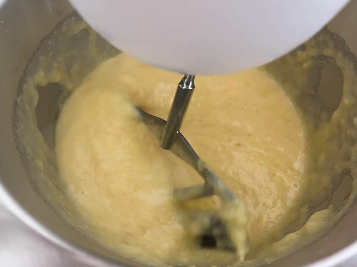 Jasnożółta masa na ciasto pomarańczowe mieszana mikserem w misce